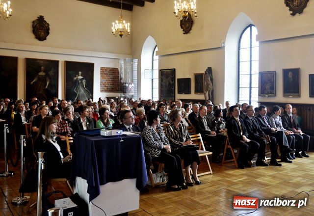 Zdjęcie w galerii na portalu naszraciborz.pl: Podręczniki uczą historii warszawskiej wiadomości z regionu