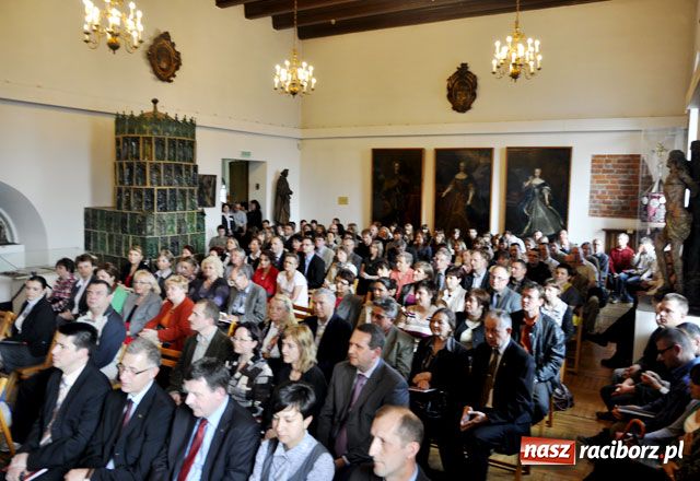 Zdjęcie w galerii na portalu naszraciborz.pl: Podręczniki uczą historii warszawskiej wiadomości z regionu