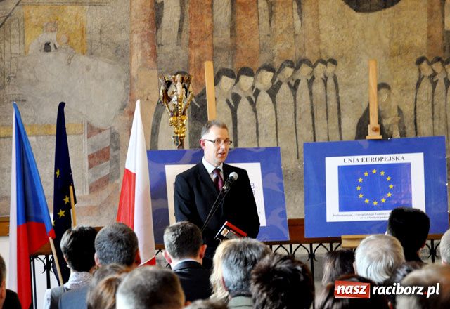 Zdjęcie w galerii na portalu naszraciborz.pl: Podręczniki uczą historii warszawskiej wiadomości z regionu