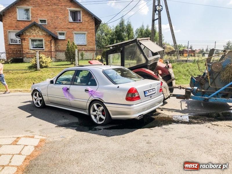 Zdjęcie w galerii na portalu naszraciborz.pl: Mercedes weselników staranował ciągnik  wiadomości z regionu