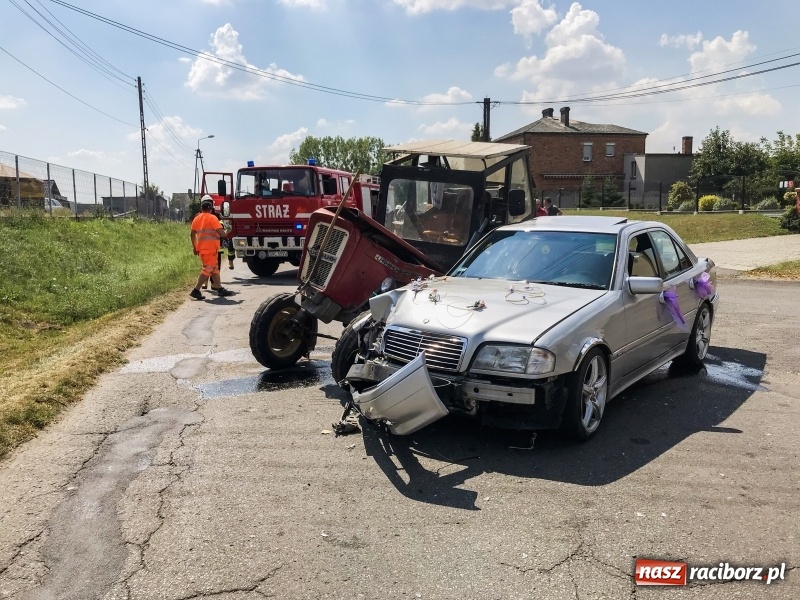 Zdjęcie w galerii na portalu naszraciborz.pl: Mercedes weselników staranował ciągnik  wiadomości z regionu