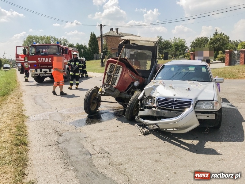 Zdjęcie w galerii na portalu naszraciborz.pl: Mercedes weselników staranował ciągnik  wiadomości z regionu