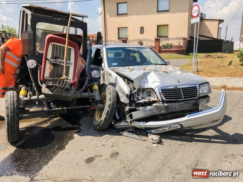 Zdjęcie w galerii na portalu naszraciborz.pl: Mercedes weselników staranował ciągnik  wiadomości z regionu