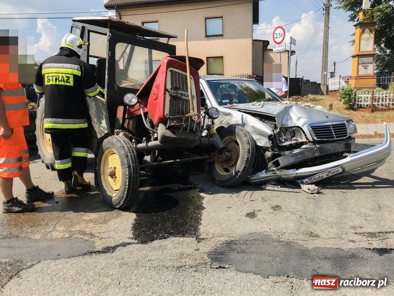 Zdjęcie w galerii na portalu naszraciborz.pl: Mercedes weselników staranował ciągnik  wiadomości z regionu