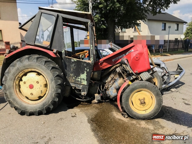Zdjęcie w galerii na portalu naszraciborz.pl: Mercedes weselników staranował ciągnik  wiadomości z regionu