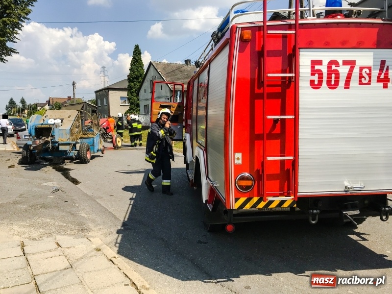 Zdjęcie w galerii na portalu naszraciborz.pl: Mercedes weselników staranował ciągnik  wiadomości z regionu