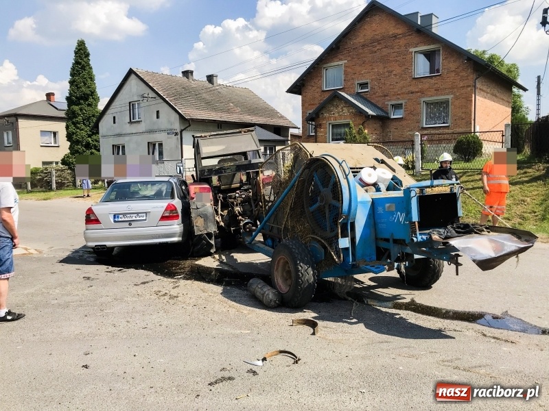 Zdjęcie w galerii na portalu naszraciborz.pl: Mercedes weselników staranował ciągnik  wiadomości z regionu