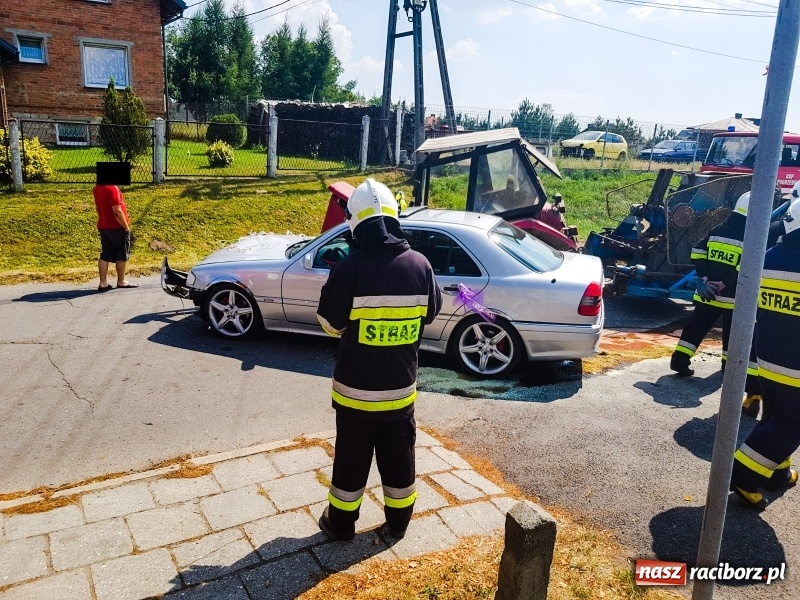 Zdjęcie w galerii na portalu naszraciborz.pl: Mercedes weselników staranował ciągnik  wiadomości z regionu