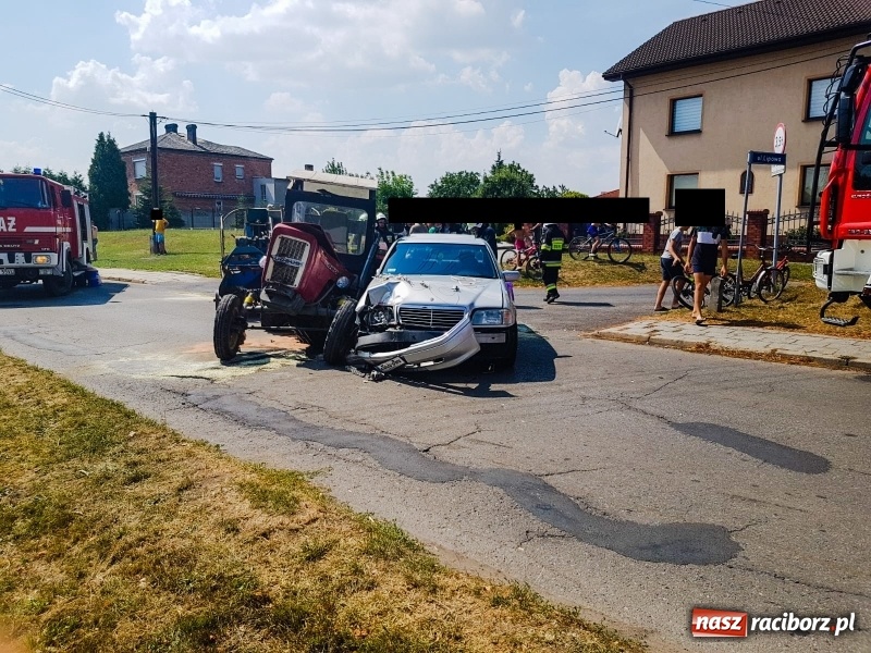 Zdjęcie w galerii na portalu naszraciborz.pl: Mercedes weselników staranował ciągnik  wiadomości z regionu