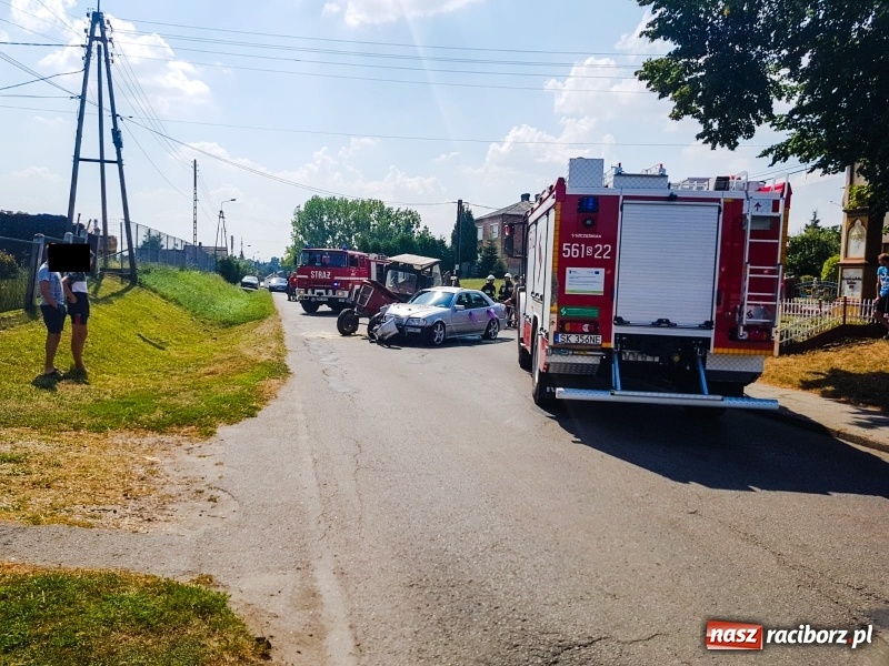 Zdjęcie w galerii na portalu naszraciborz.pl: Mercedes weselników staranował ciągnik  wiadomości z regionu