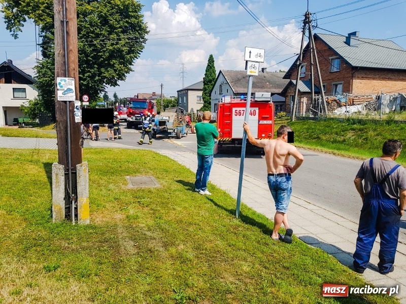 Zdjęcie w galerii na portalu naszraciborz.pl: Mercedes weselników staranował ciągnik  wiadomości z regionu