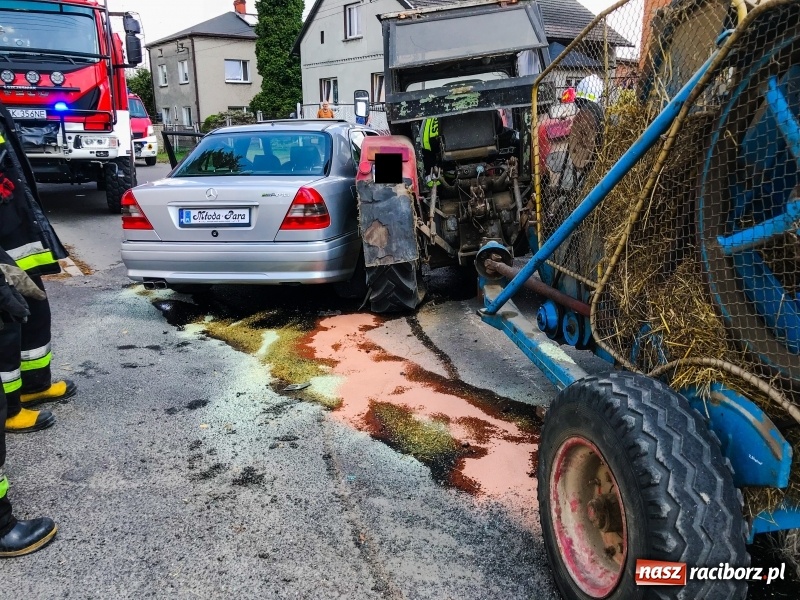 Zdjęcie w galerii na portalu naszraciborz.pl: Mercedes weselników staranował ciągnik  wiadomości z regionu