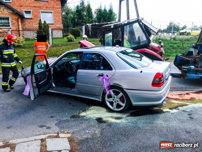 Zdjęcie w galerii na portalu naszraciborz.pl: Mercedes weselników staranował ciągnik  wiadomości z regionu