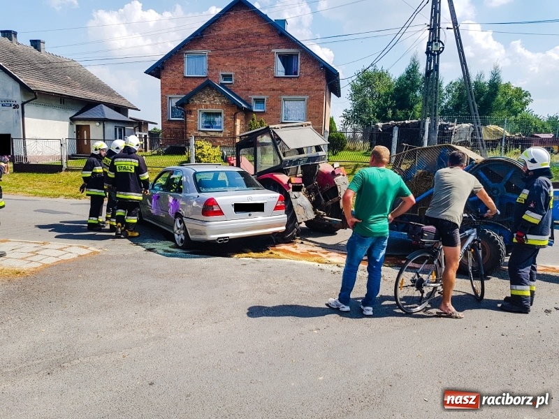 Zdjęcie w galerii na portalu naszraciborz.pl: Mercedes weselników staranował ciągnik  wiadomości z regionu