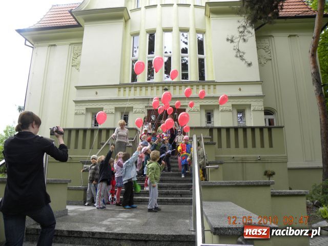 Zdjęcie w galerii na portalu naszraciborz.pl: Leżakowanie z książką wiadomości z regionu