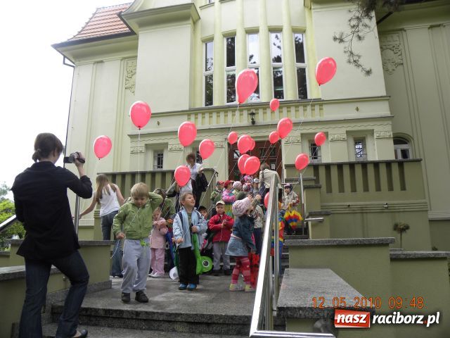 Zdjęcie w galerii na portalu naszraciborz.pl: Leżakowanie z książką wiadomości z regionu