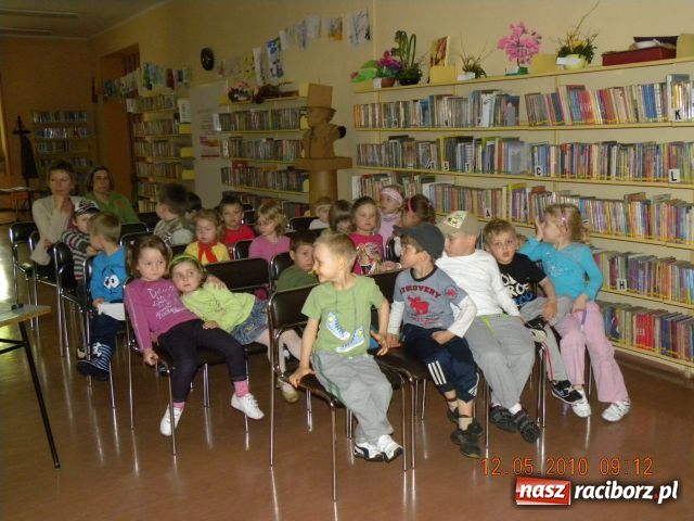 Zdjęcie w galerii na portalu naszraciborz.pl: Leżakowanie z książką wiadomości z regionu