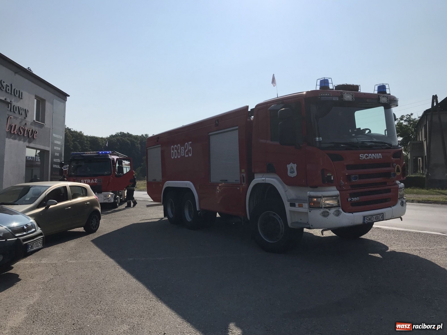 Zdjęcie w galerii na portalu naszraciborz.pl: Pożar forda kuga w Rzuchowie. Od pojazdu zajęła się zabudowa  wiadomości z regionu