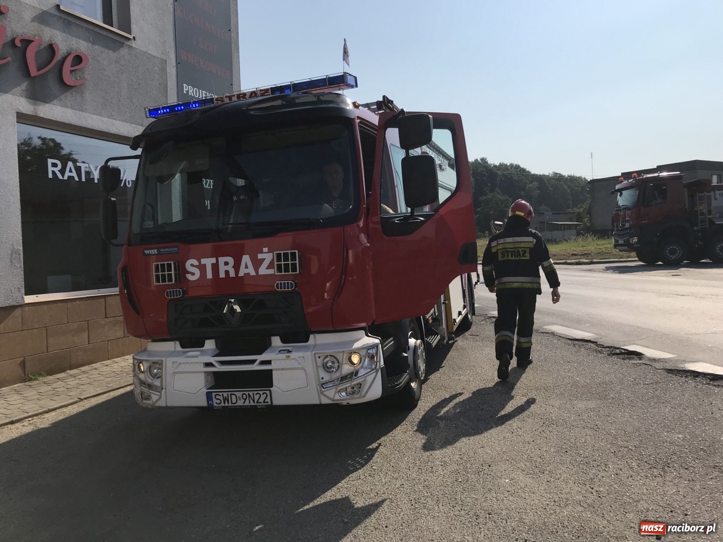Zdjęcie w galerii na portalu naszraciborz.pl: Pożar forda kuga w Rzuchowie. Od pojazdu zajęła się zabudowa  wiadomości z regionu
