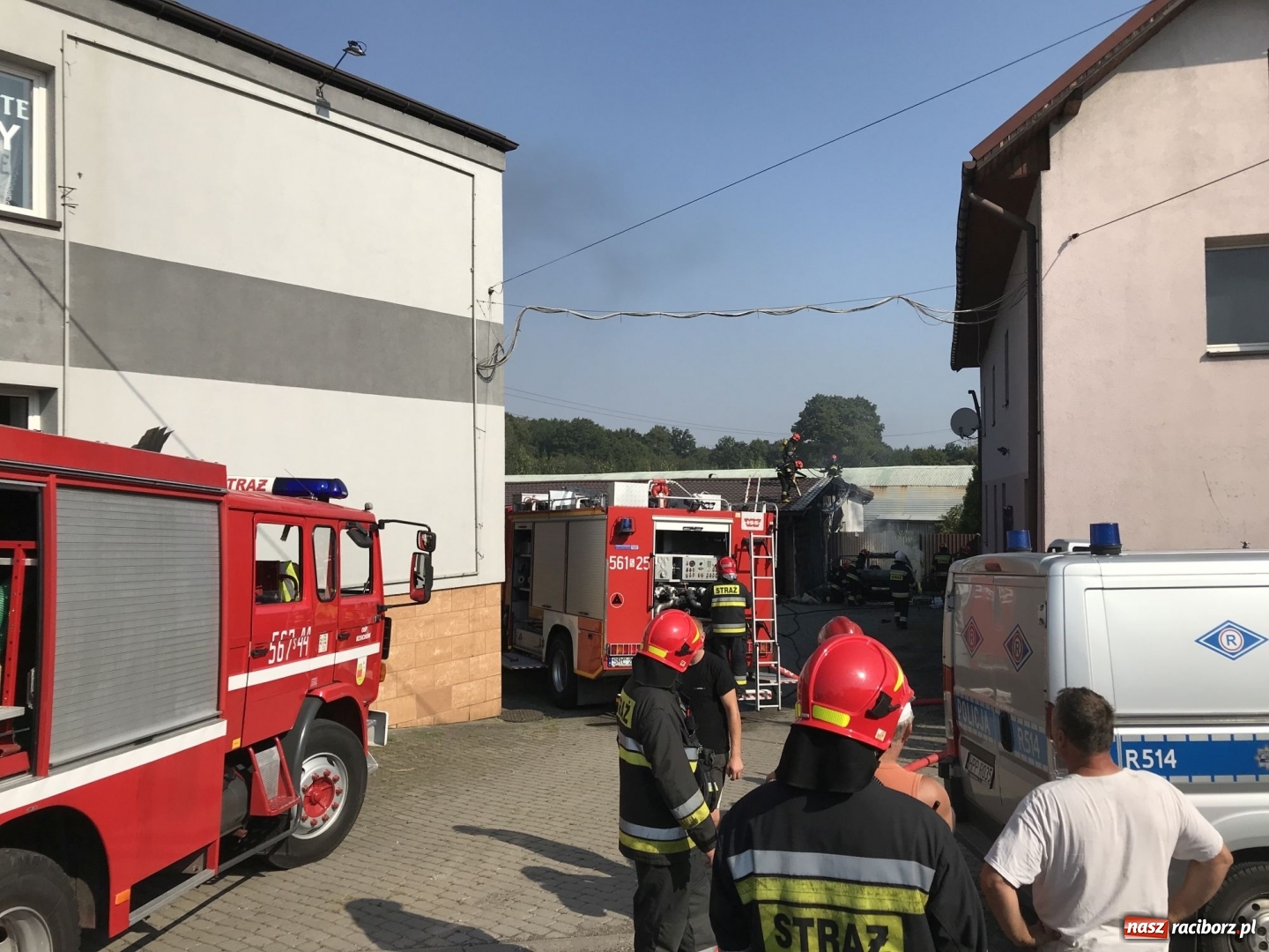 Zdjęcie w galerii na portalu naszraciborz.pl: Pożar forda kuga w Rzuchowie. Od pojazdu zajęła się zabudowa  wiadomości z regionu