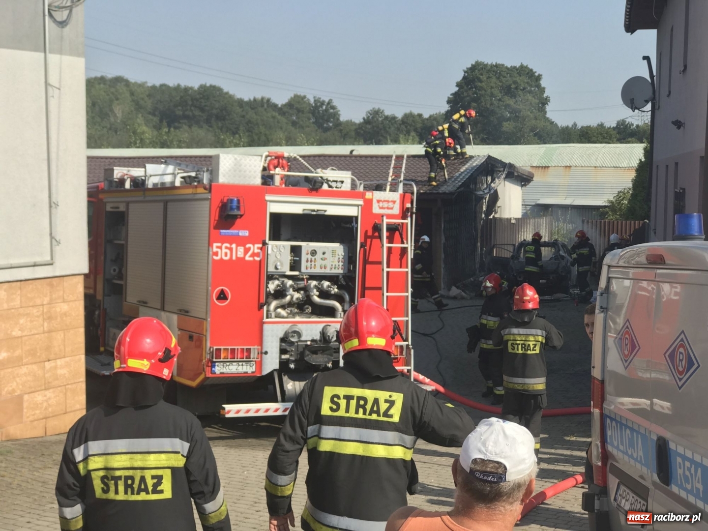 Zdjęcie w galerii na portalu naszraciborz.pl: Pożar forda kuga w Rzuchowie. Od pojazdu zajęła się zabudowa  wiadomości z regionu