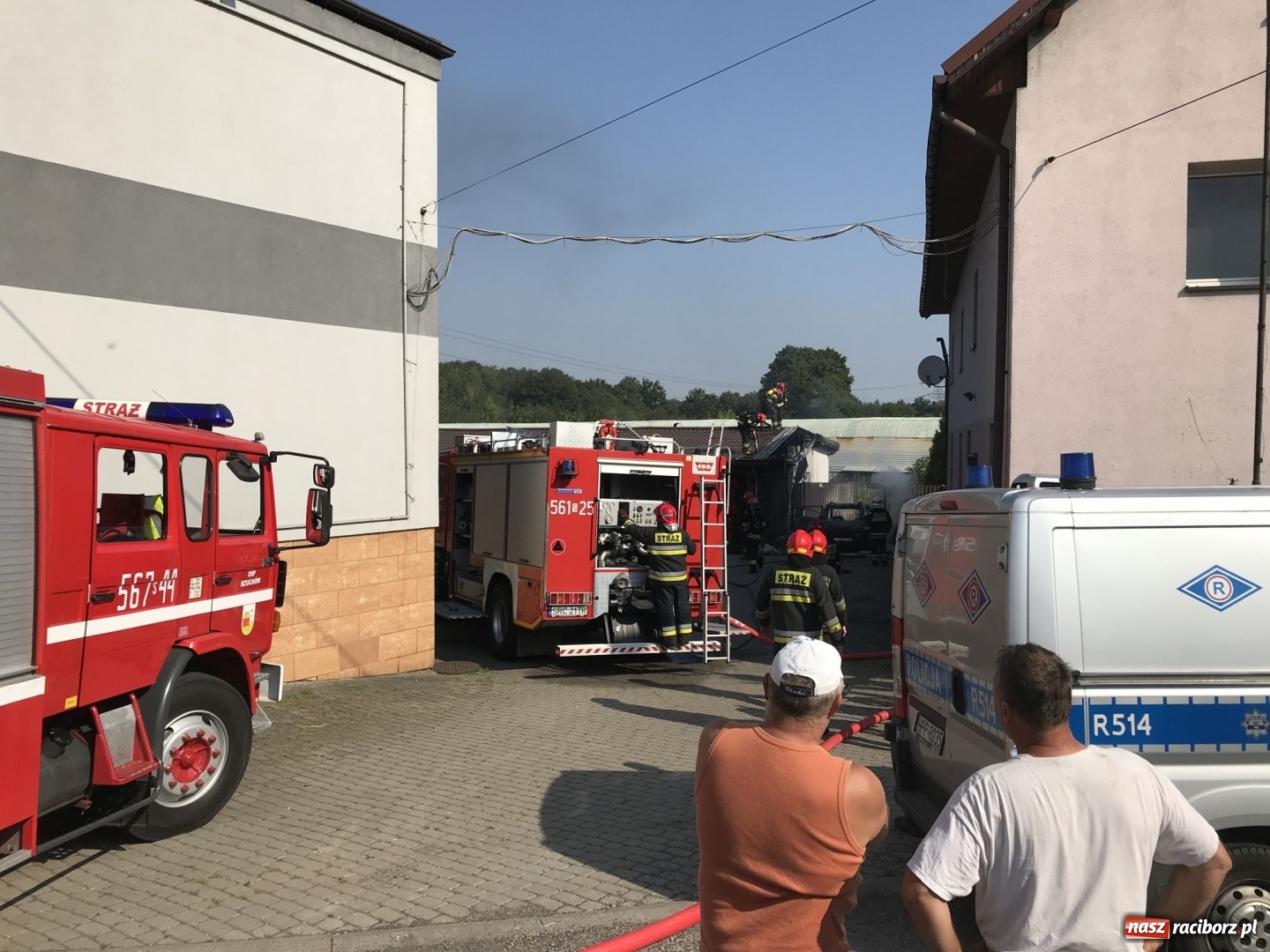 Zdjęcie w galerii na portalu naszraciborz.pl: Pożar forda kuga w Rzuchowie. Od pojazdu zajęła się zabudowa  wiadomości z regionu