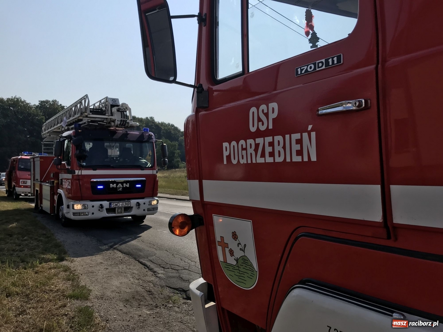 Zdjęcie w galerii na portalu naszraciborz.pl: Pożar forda kuga w Rzuchowie. Od pojazdu zajęła się zabudowa  wiadomości z regionu