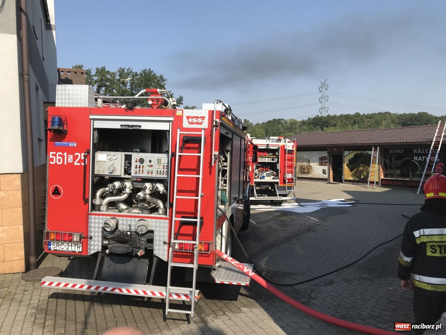 Zdjęcie w galerii na portalu naszraciborz.pl: Pożar forda kuga w Rzuchowie. Od pojazdu zajęła się zabudowa  wiadomości z regionu