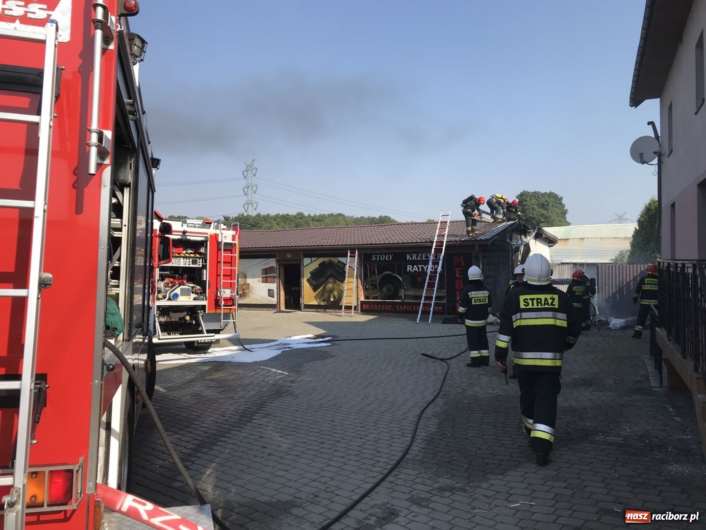 Zdjęcie w galerii na portalu naszraciborz.pl: Pożar forda kuga w Rzuchowie. Od pojazdu zajęła się zabudowa  wiadomości z regionu