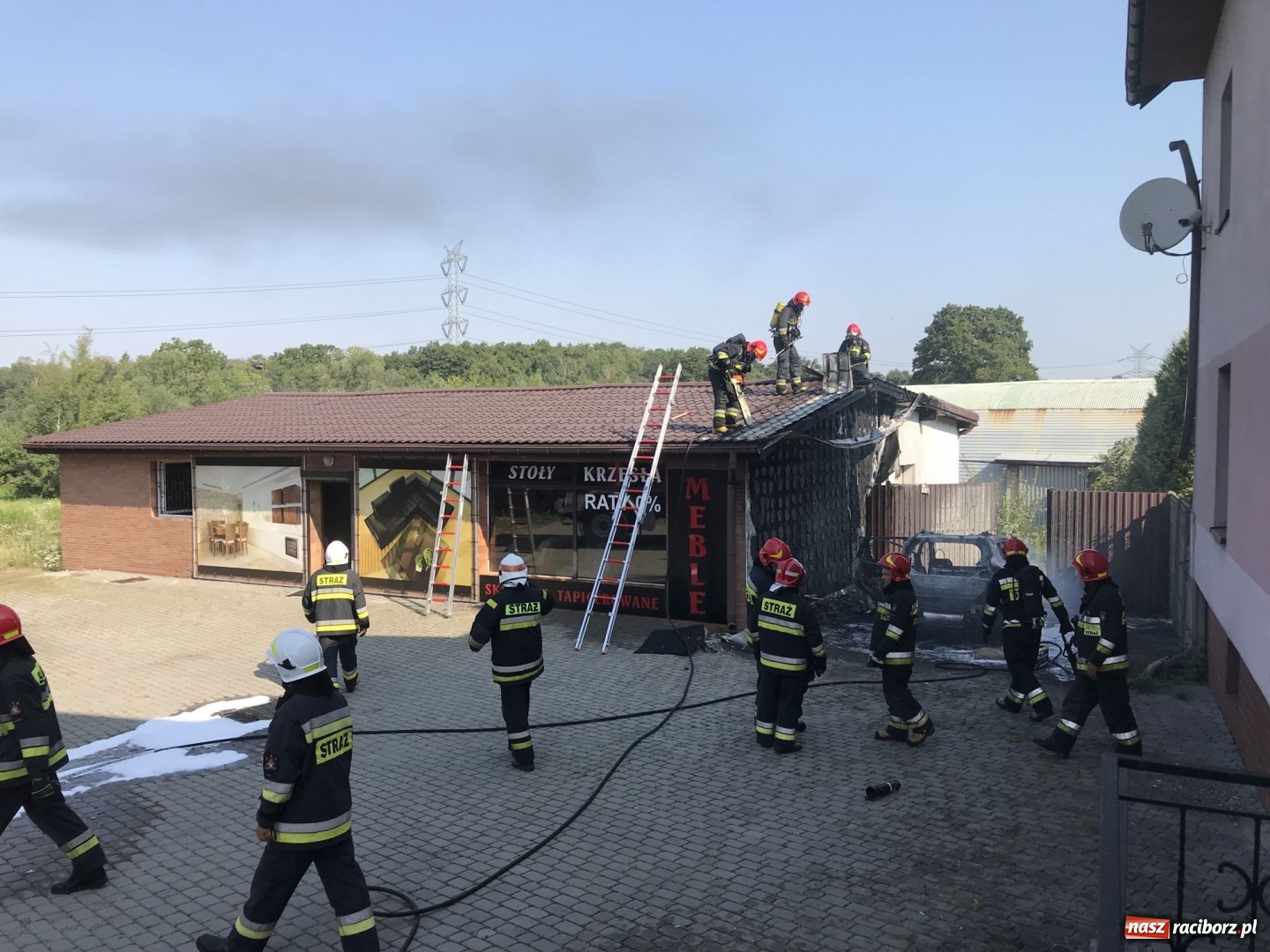 Zdjęcie w galerii na portalu naszraciborz.pl: Pożar forda kuga w Rzuchowie. Od pojazdu zajęła się zabudowa  wiadomości z regionu
