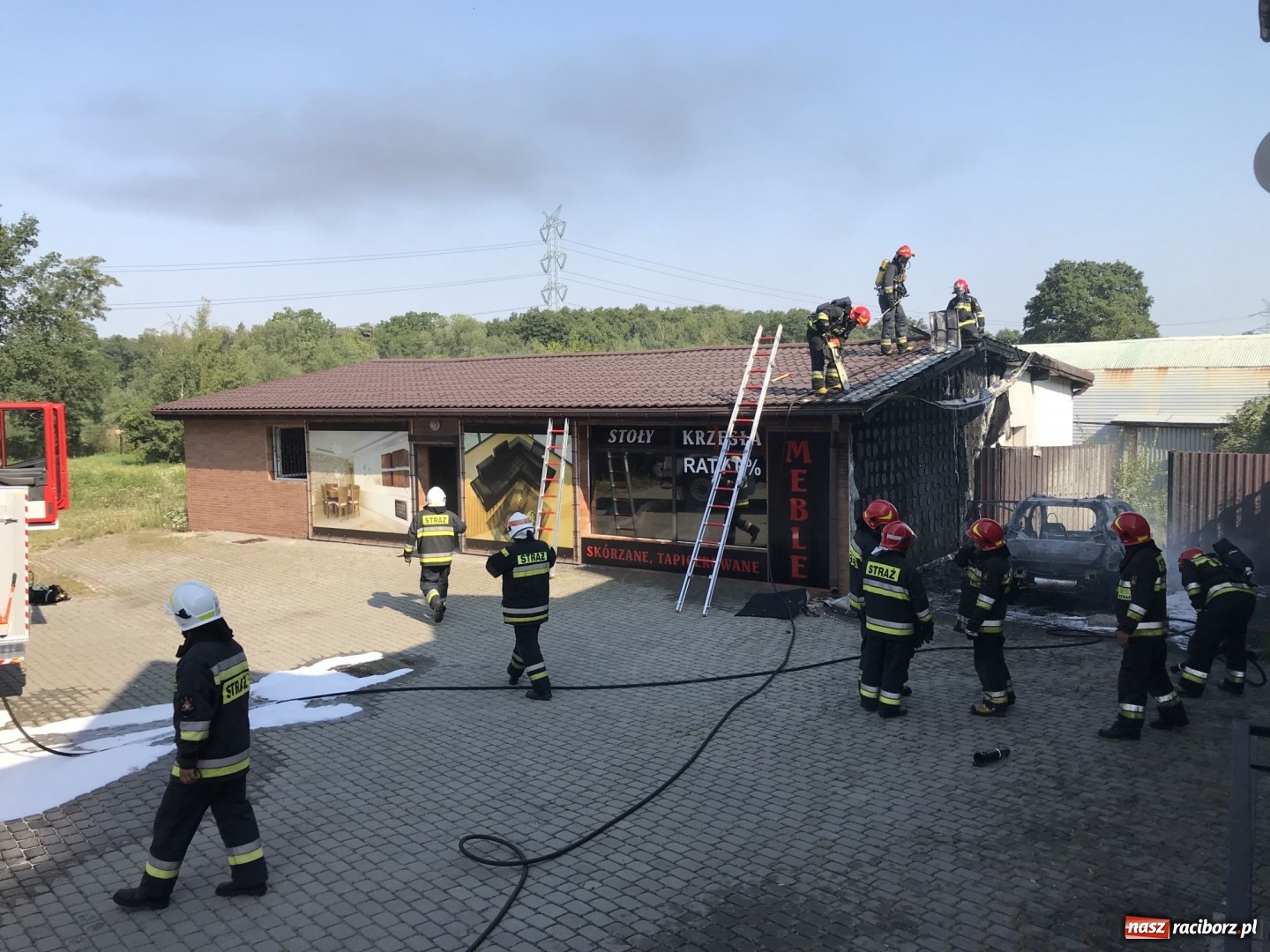 Zdjęcie w galerii na portalu naszraciborz.pl: Pożar forda kuga w Rzuchowie. Od pojazdu zajęła się zabudowa  wiadomości z regionu