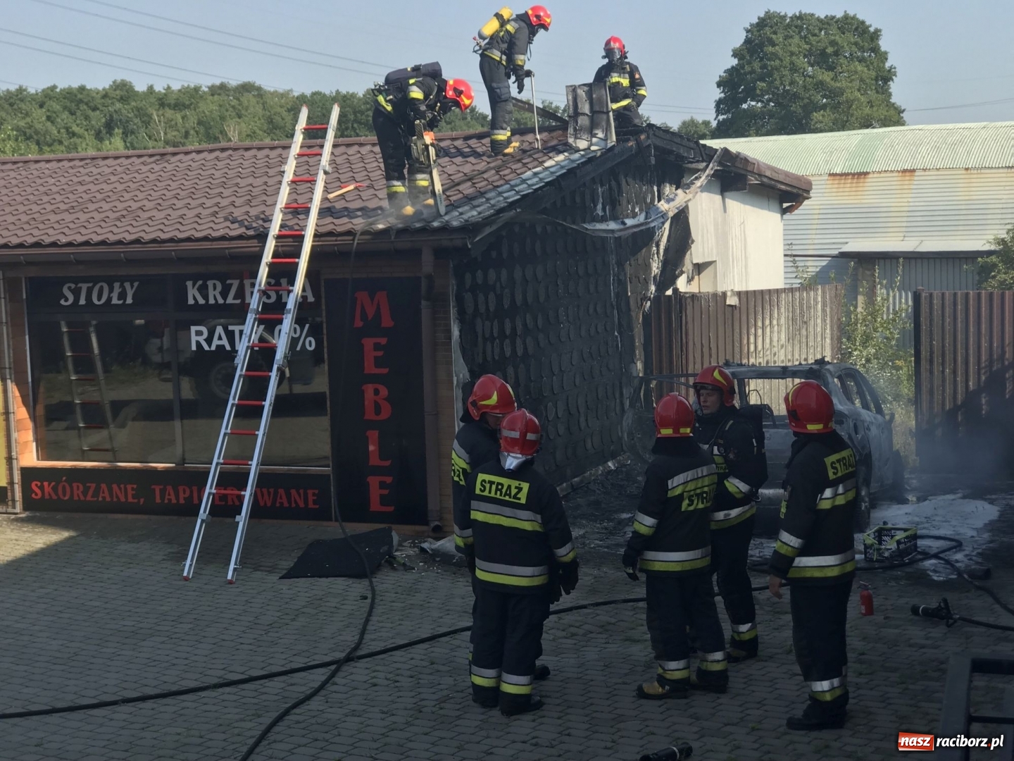 Zdjęcie w galerii na portalu naszraciborz.pl: Pożar forda kuga w Rzuchowie. Od pojazdu zajęła się zabudowa  wiadomości z regionu