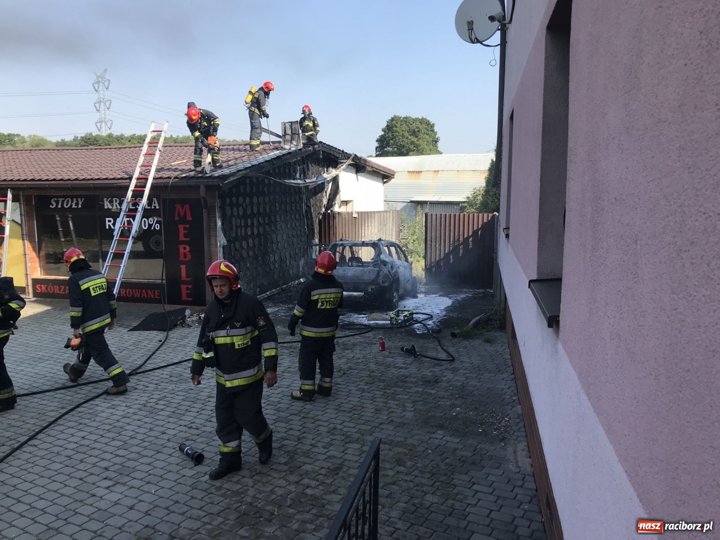 Zdjęcie w galerii na portalu naszraciborz.pl: Pożar forda kuga w Rzuchowie. Od pojazdu zajęła się zabudowa  wiadomości z regionu