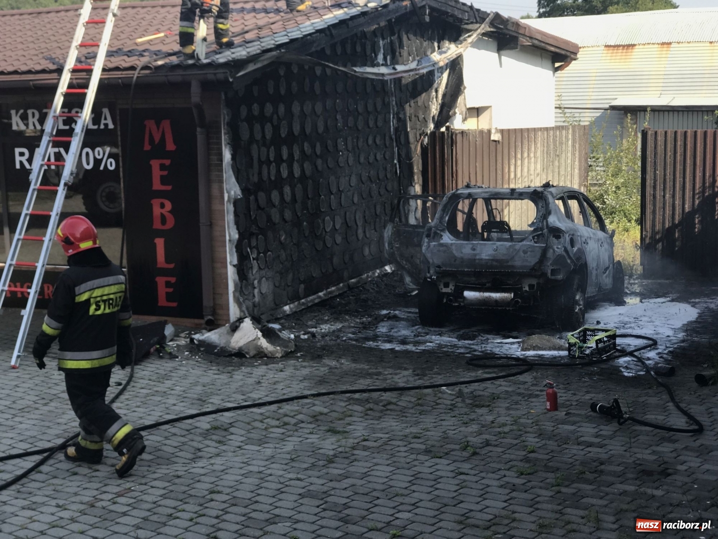 Zdjęcie w galerii na portalu naszraciborz.pl: Pożar forda kuga w Rzuchowie. Od pojazdu zajęła się zabudowa  wiadomości z regionu