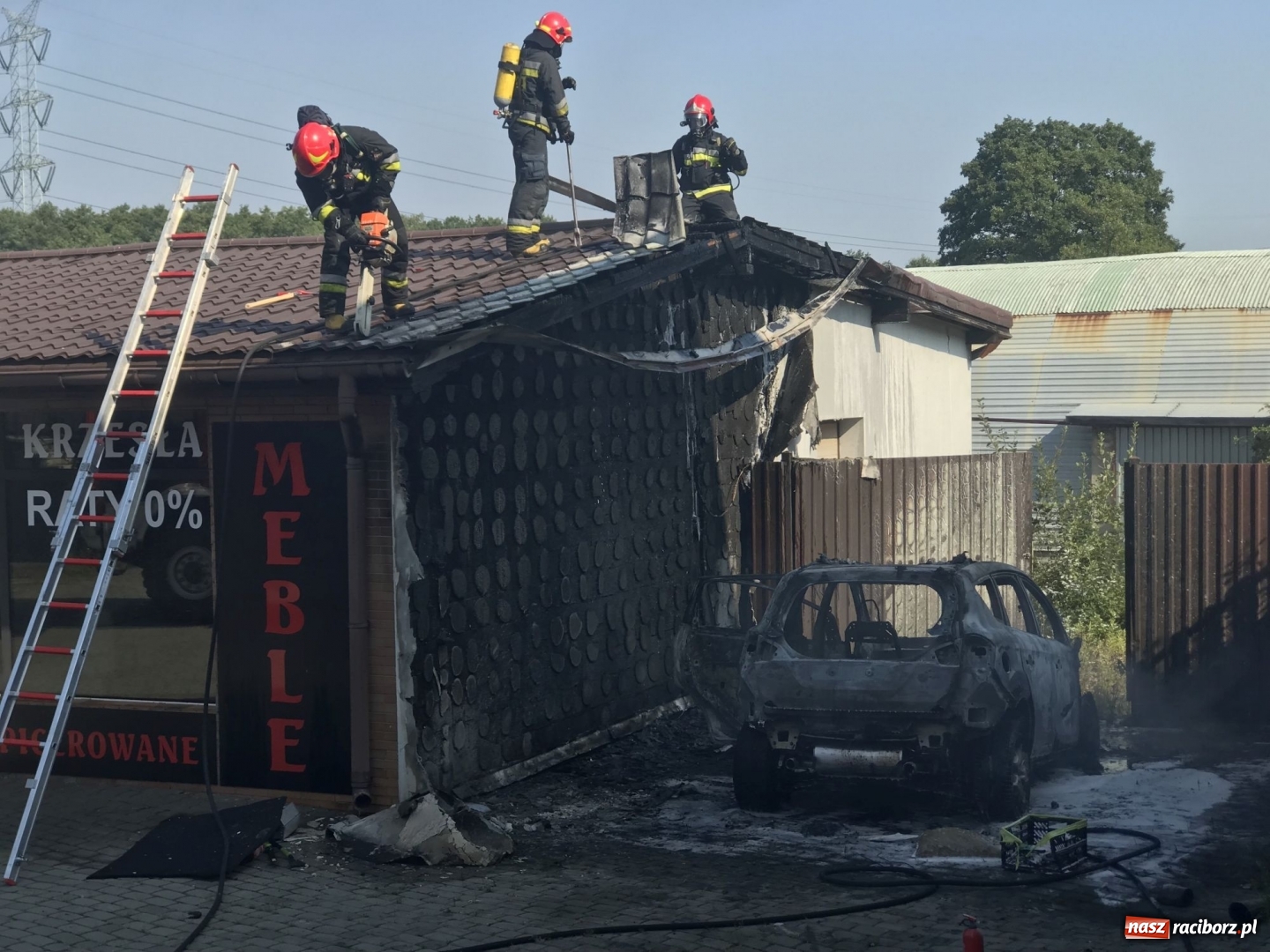 Zdjęcie w galerii na portalu naszraciborz.pl: Pożar forda kuga w Rzuchowie. Od pojazdu zajęła się zabudowa  wiadomości z regionu
