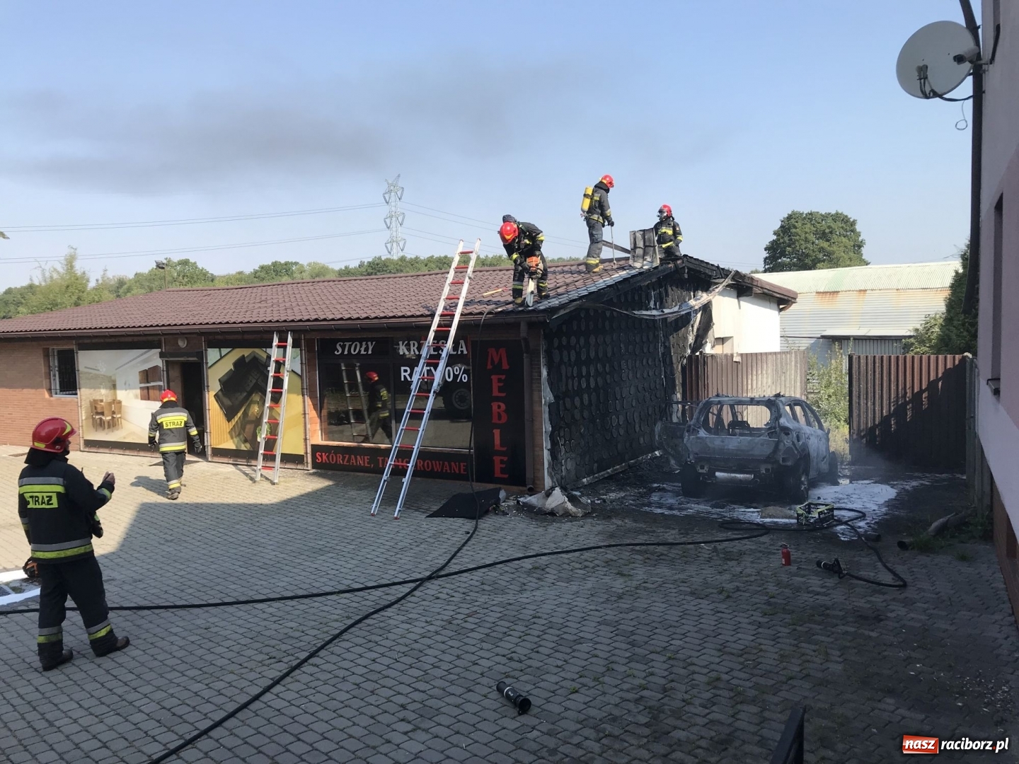 Zdjęcie w galerii na portalu naszraciborz.pl: Pożar forda kuga w Rzuchowie. Od pojazdu zajęła się zabudowa  wiadomości z regionu