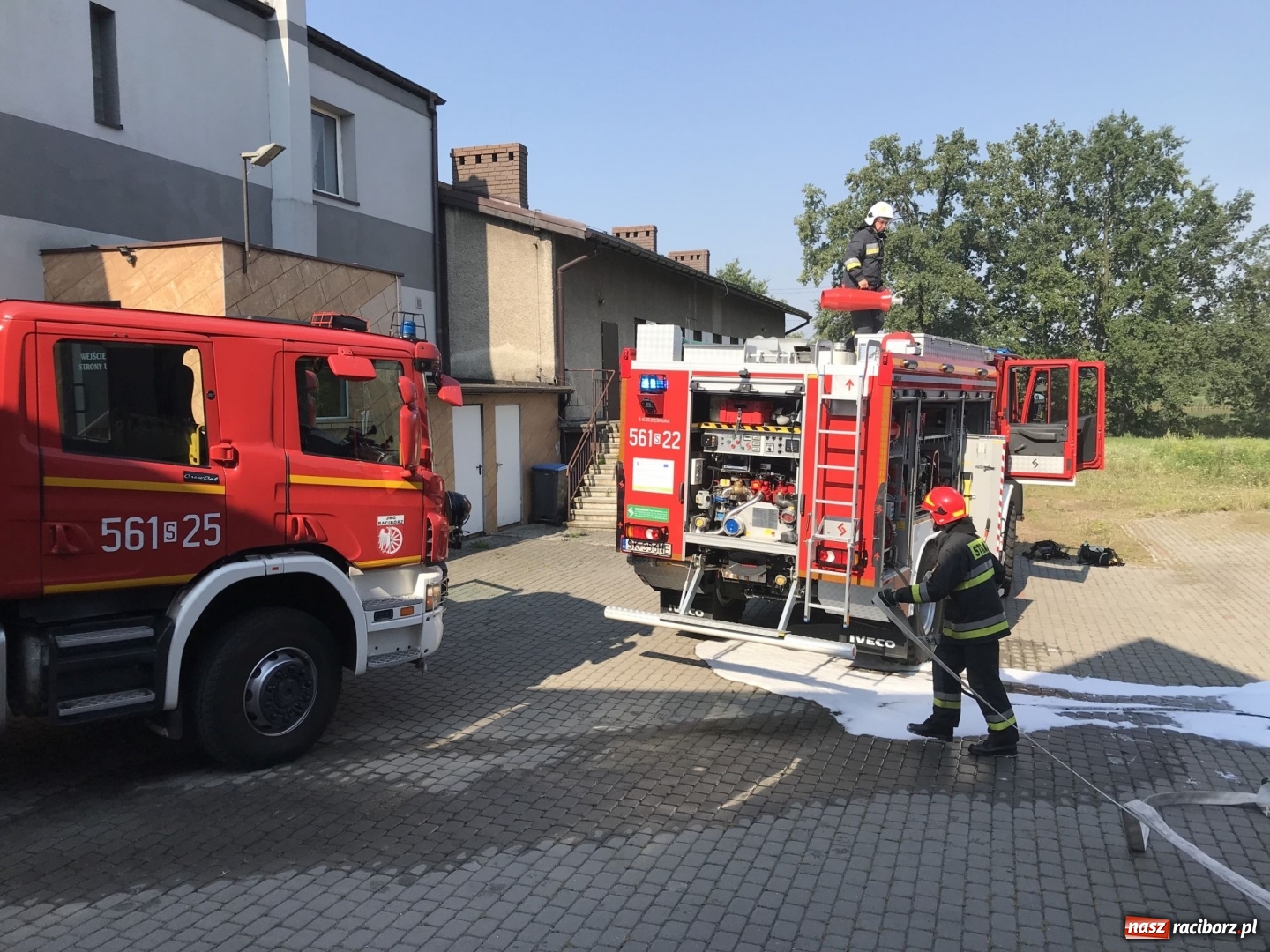 Zdjęcie w galerii na portalu naszraciborz.pl: Pożar forda kuga w Rzuchowie. Od pojazdu zajęła się zabudowa  wiadomości z regionu