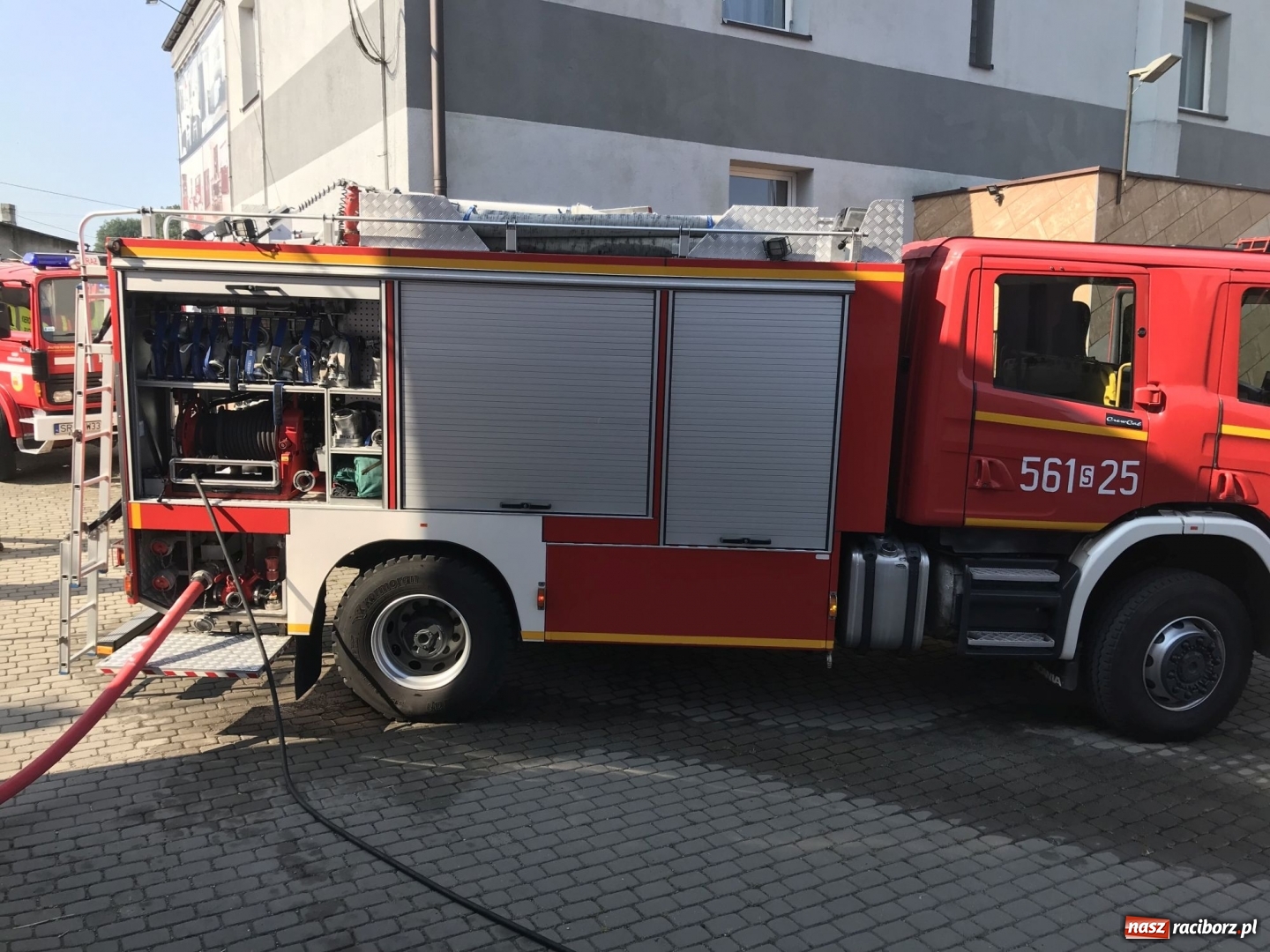 Zdjęcie w galerii na portalu naszraciborz.pl: Pożar forda kuga w Rzuchowie. Od pojazdu zajęła się zabudowa  wiadomości z regionu