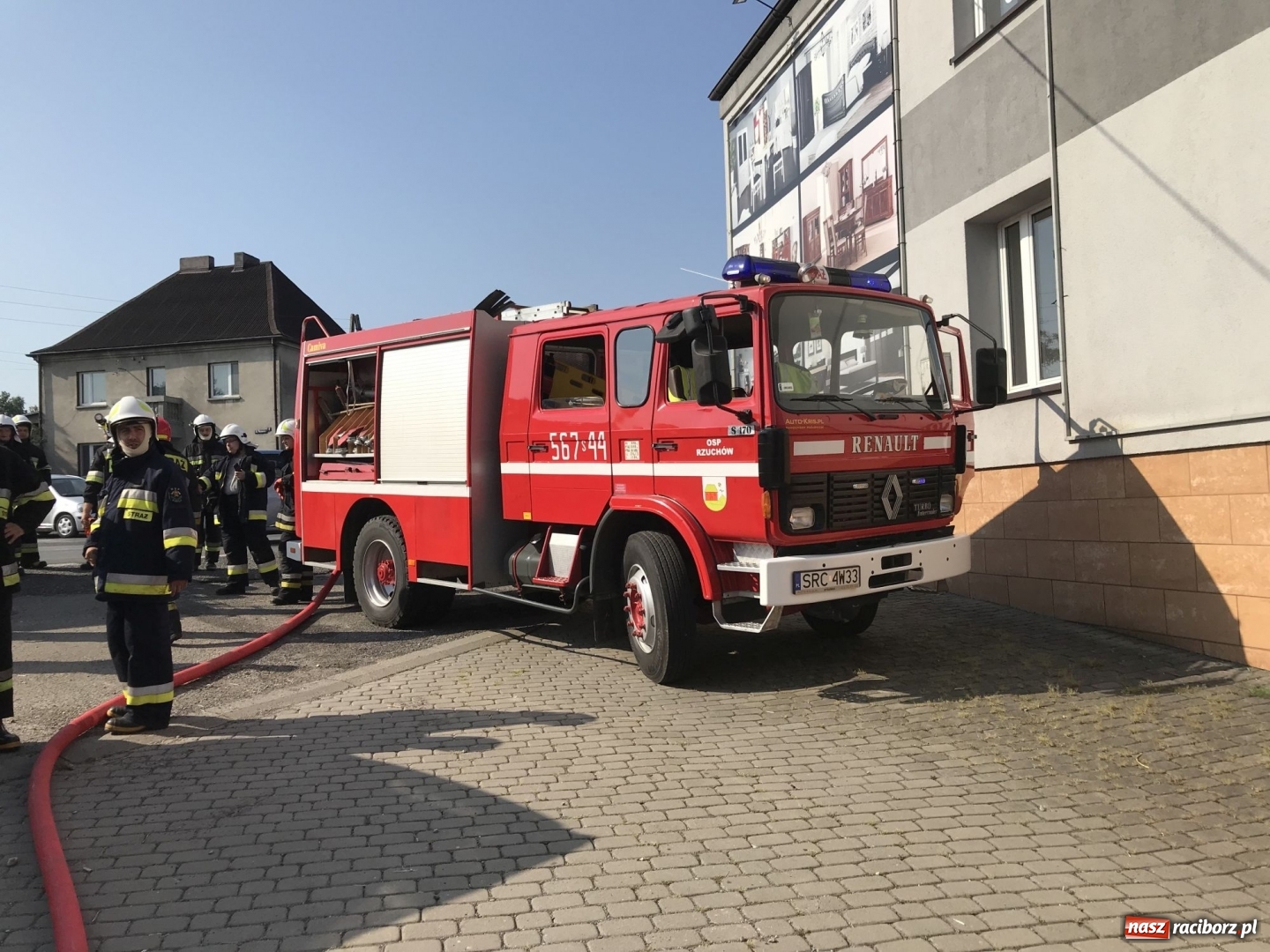 Zdjęcie w galerii na portalu naszraciborz.pl: Pożar forda kuga w Rzuchowie. Od pojazdu zajęła się zabudowa  wiadomości z regionu
