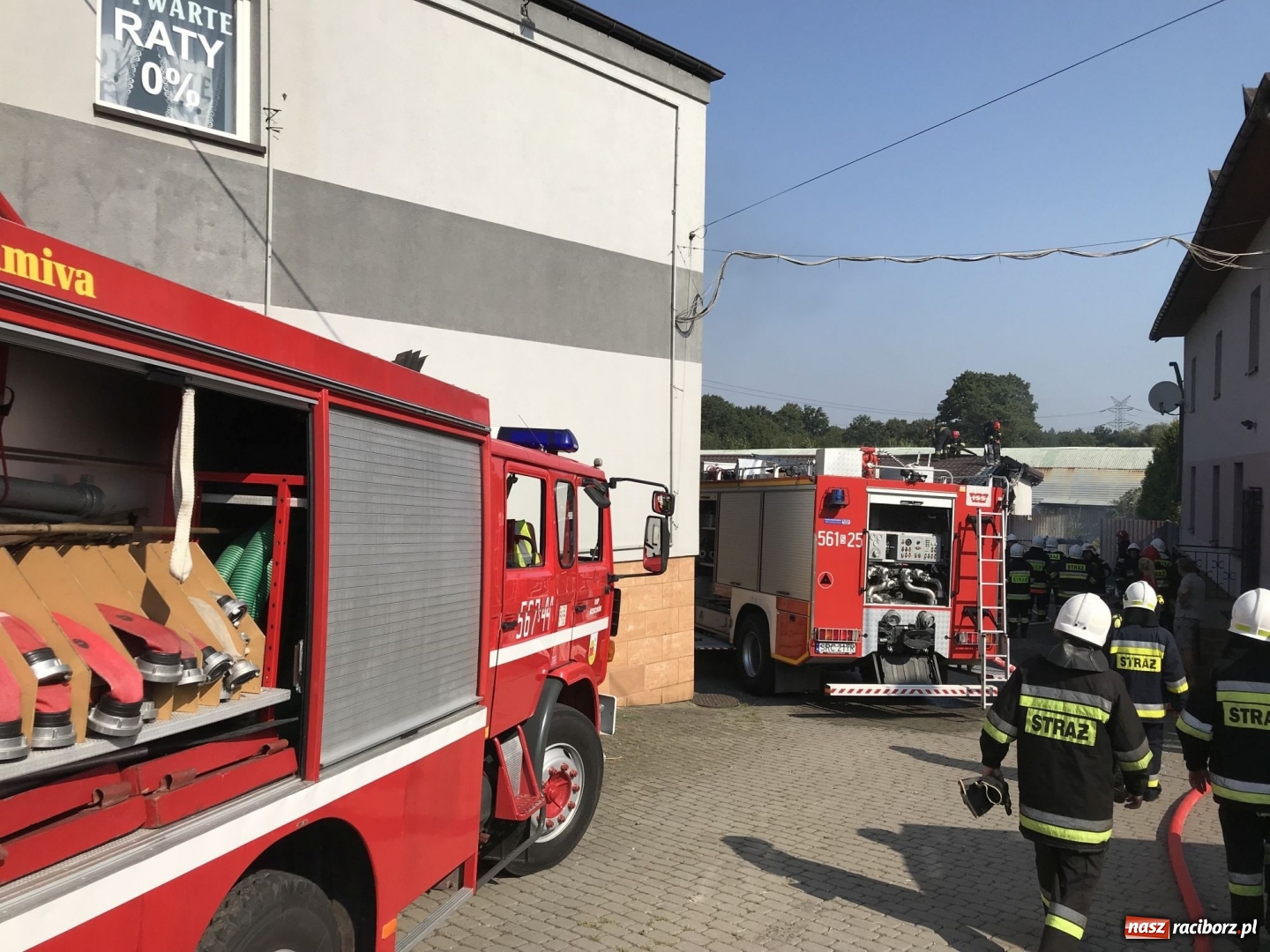 Zdjęcie w galerii na portalu naszraciborz.pl: Pożar forda kuga w Rzuchowie. Od pojazdu zajęła się zabudowa  wiadomości z regionu