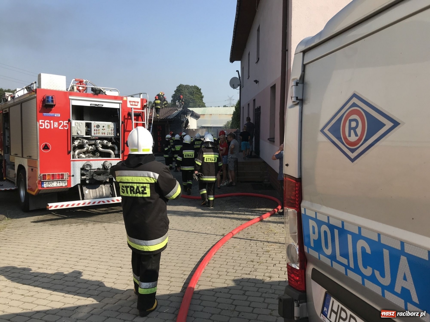 Zdjęcie w galerii na portalu naszraciborz.pl: Pożar forda kuga w Rzuchowie. Od pojazdu zajęła się zabudowa  wiadomości z regionu