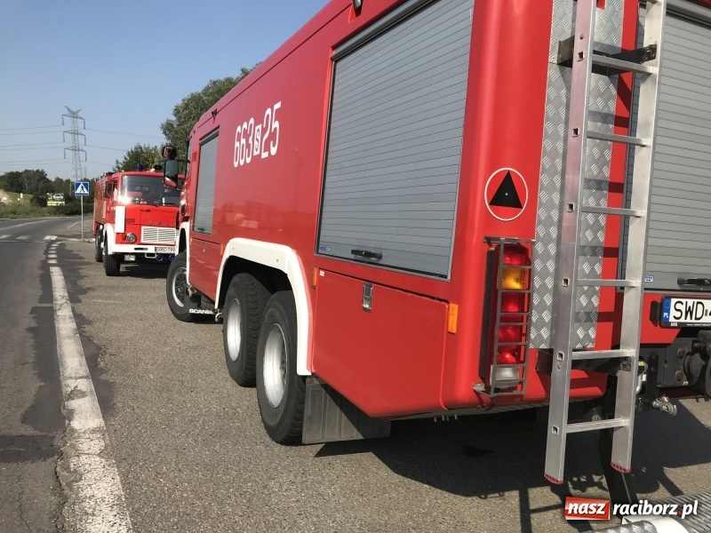 Zdjęcie w galerii na portalu naszraciborz.pl: Pożar forda kuga w Rzuchowie. Od pojazdu zajęła się zabudowa  wiadomości z regionu