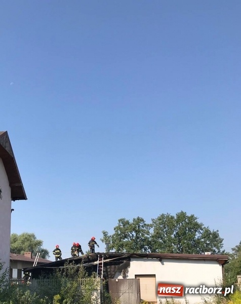 Zdjęcie w galerii na portalu naszraciborz.pl: Pożar forda kuga w Rzuchowie. Od pojazdu zajęła się zabudowa  wiadomości z regionu