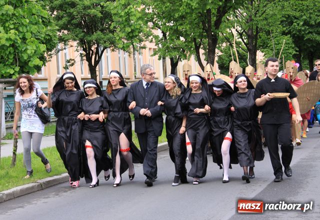 Zdjęcie w galerii na portalu naszraciborz.pl: Juwenalia - rządy Bachusa i... Chmielusa wiadomości z regionu