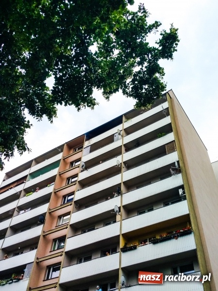 Zdjęcie w galerii na portalu naszraciborz.pl: Racibórz. Pożar na dziesiątym piętrze w bloku przy ul. Mysłowickiej FOTO i WIDEO wiadomości z regionu