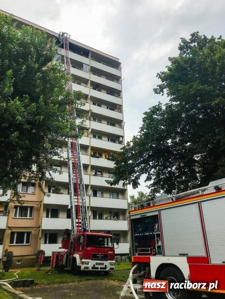 Zdjęcie w galerii na portalu naszraciborz.pl: Racibórz. Pożar na dziesiątym piętrze w bloku przy ul. Mysłowickiej FOTO i WIDEO wiadomości z regionu