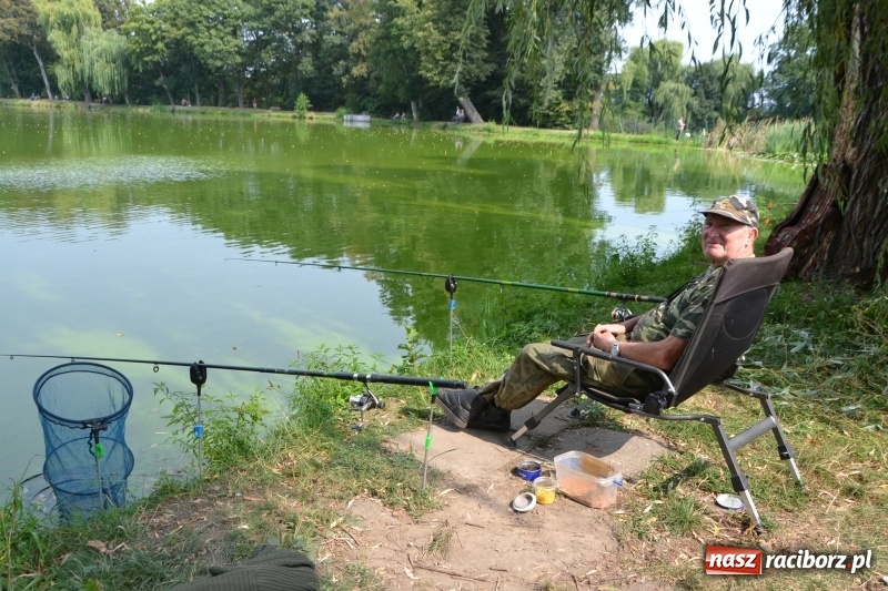 Zdjęcie w galerii na portalu naszraciborz.pl: Na tworkowskim Trzecioku wędkowali emeryci  wiadomości z regionu