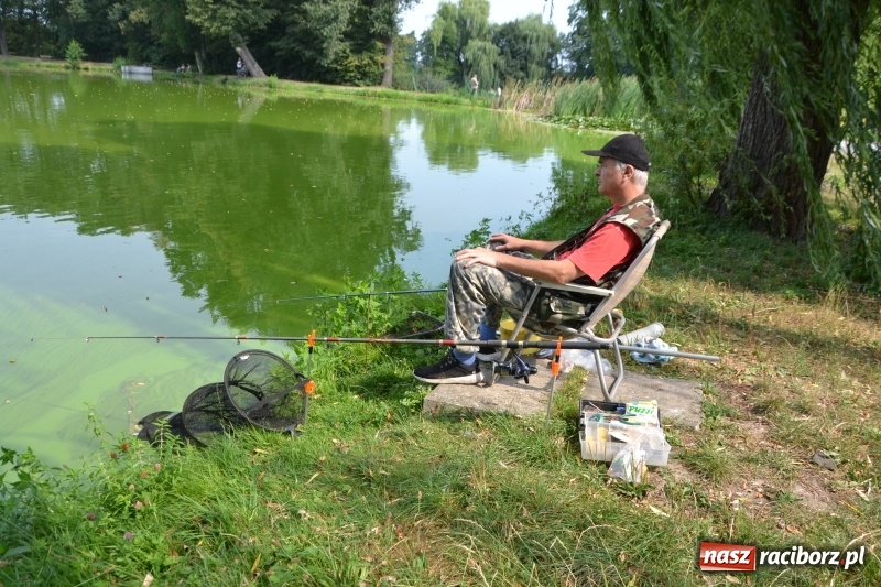 Zdjęcie w galerii na portalu naszraciborz.pl: Na tworkowskim Trzecioku wędkowali emeryci  wiadomości z regionu