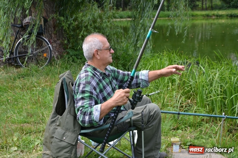 Zdjęcie w galerii na portalu naszraciborz.pl: Na tworkowskim Trzecioku wędkowali emeryci  wiadomości z regionu