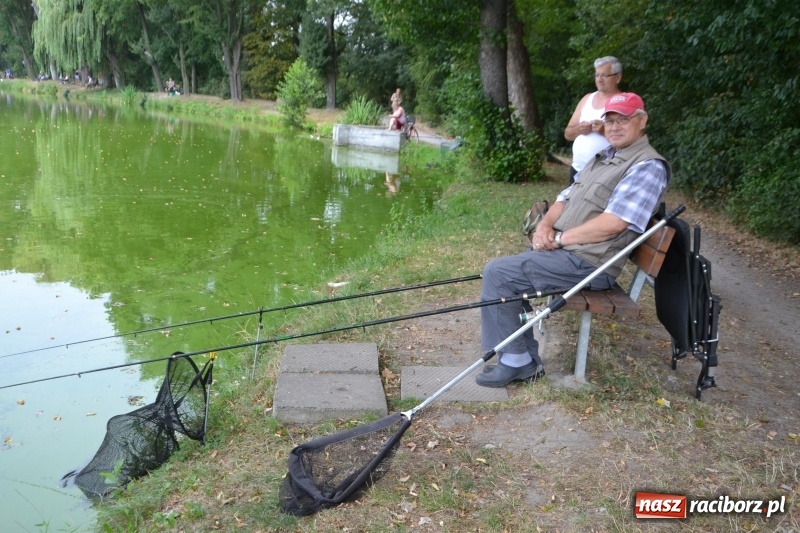 Zdjęcie w galerii na portalu naszraciborz.pl: Na tworkowskim Trzecioku wędkowali emeryci  wiadomości z regionu
